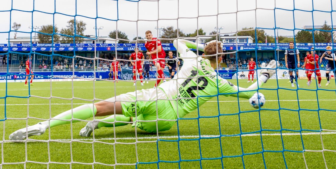 Adrian Sæther gikk riktig vei (som alltid), men straffesparket var for godt plassert nede i hjørnet. Foto: NTB