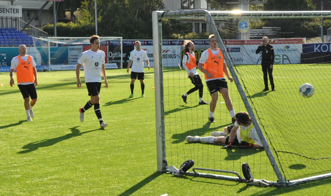 Aktivitetscupen spilles på Nordmøre stadion 8. september. Bildet er fra fjorårets finale, der Politiet møtte Kristiansund kommune.