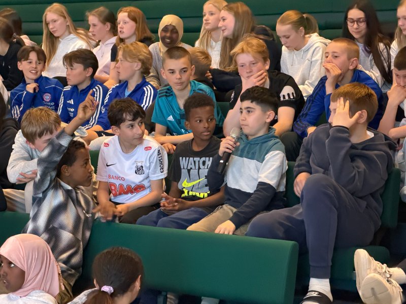 Elevene ved Folkeparken skole er engasjert i fotball og KBK og stilte mange gode og morsomme spørsmål til spillerne.