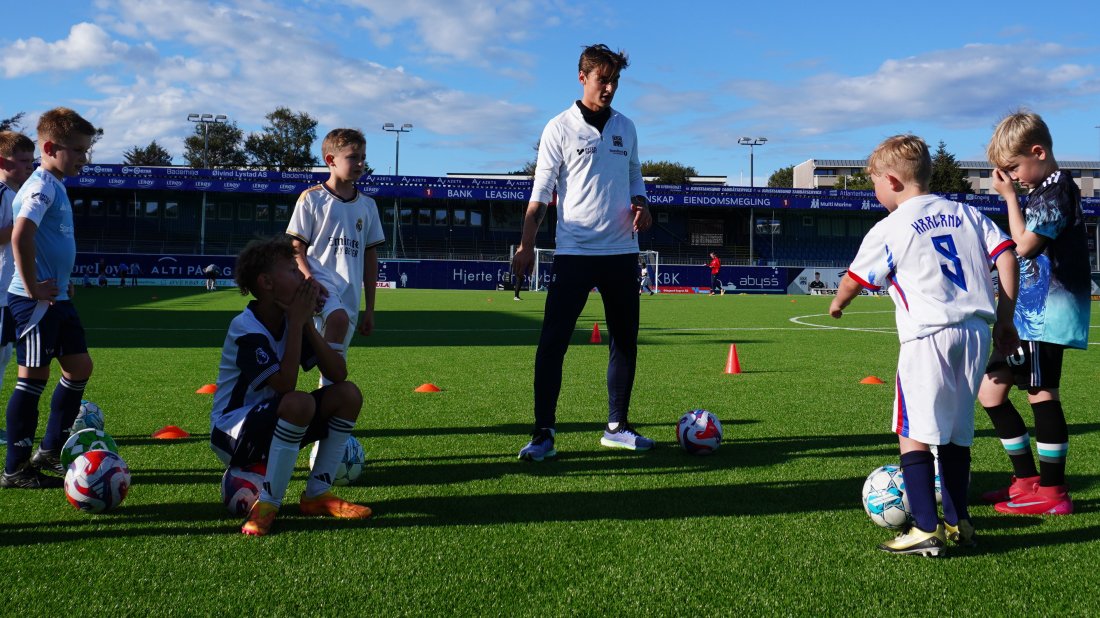 Syver Skeide hadde treningsøvelser med barna under en fotballskole på Nordmøre stadion i fjor høst.