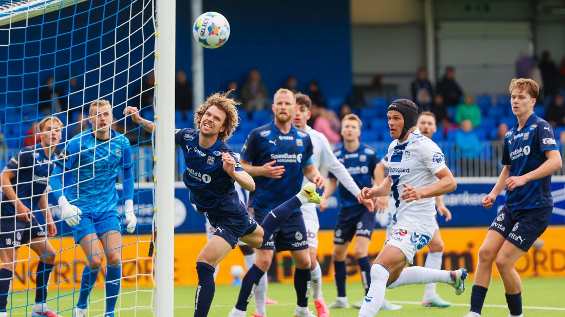 Alexander Munksgaard Nielsen headet unna på bakerste stolpe. Foto: NTB