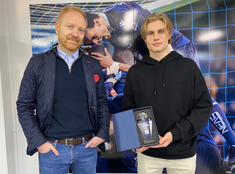 Årets unge spiller 2020: Olaus Jair Skarsem mottar prisen fra Kenneth A. Leren, avtroppende sportslig leder i KBK