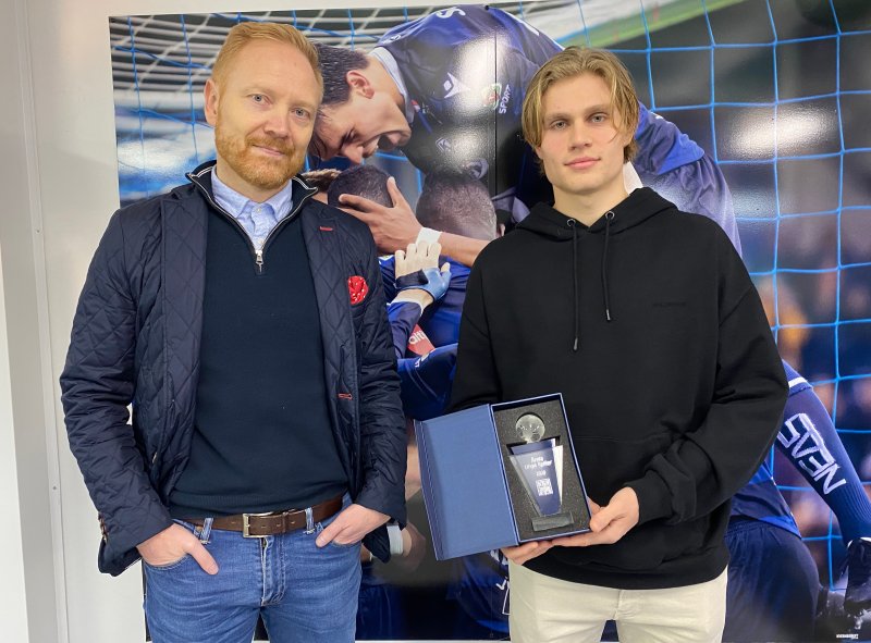 Årets unge spiller 2020: Olaus Jair Skarsem mottar prisen fra Kenneth A. Leren, avtroppende sportslig leder i KBK