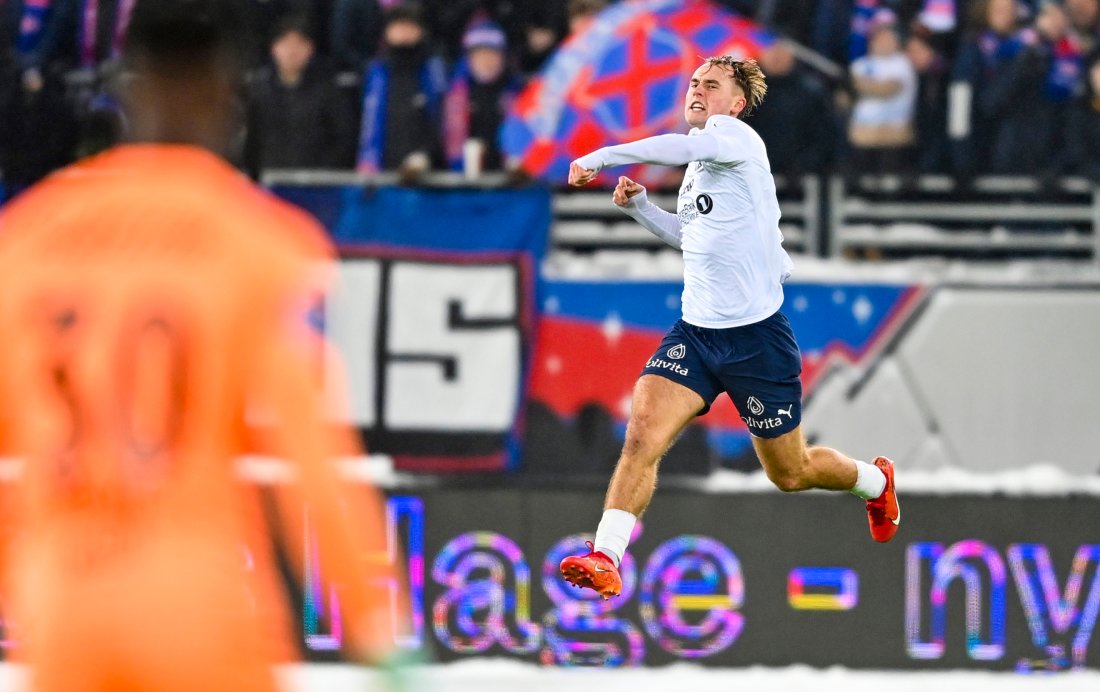 Mikkel Rakneberg jubler for scoring mot Vålerenga i playoff-kampen 10. desember 2023. Foto: NTB