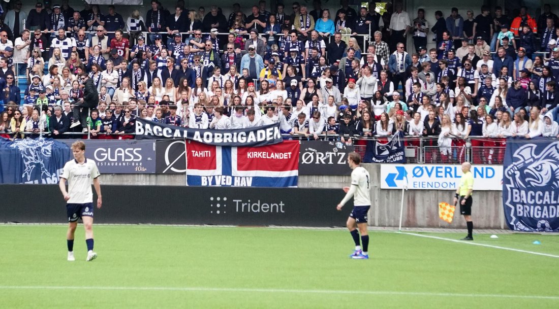 Mange russ på bortetribunen på Aker Stadion i helga.