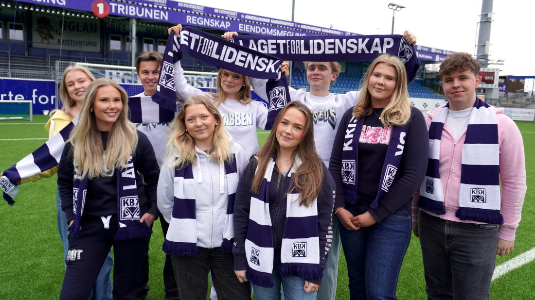 Årets russekull har gratis adgang på KBKs hjemmekamper i mai. Her representert ved Ranita Victoria Bugge Mathiassen (foran fra venstre), Anne Elizabeth Haavde Jektvik og Maja Larsen. Bak fra venstre: Sigrid Skar Wirum, Fillip Furu Sevaldsen, Thea Rødsand Pettersen, Marcin Malek, Hannah Victoria Glærum og Filip Alexander Olsen.