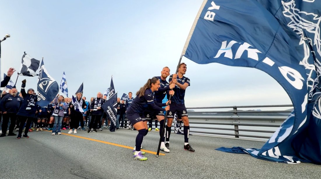 Julie Belden Rasmussen, Dan Peter Ulvestad og Leander Næss Alvheim planter KBK-flagget på toppen av Storseisundbrua på Atlanterhavsveien. Foto: Ann Olaug Slatlem