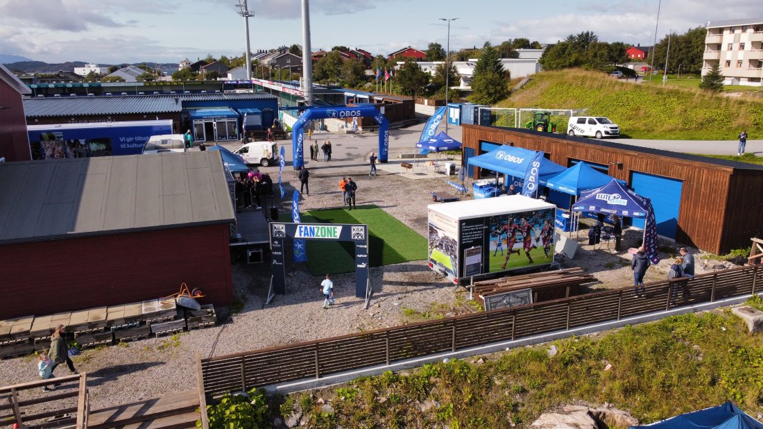 Det er dette området som er planlagt asfaltert. Der har det vært arrangert Fanzone tidligere, men grusdekke gjør det utfordrende med utstyr og usikkert med tanke på været.