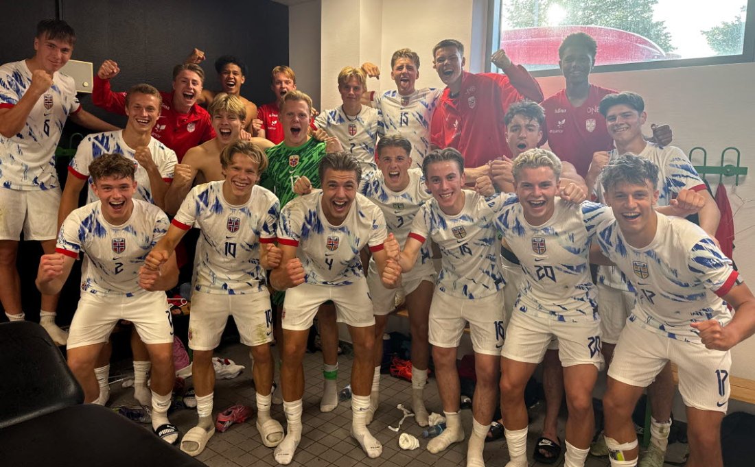 Haakon Haugen (foran til venstre) og Norge G18 jubler etter seier mot Danmark. Foto: NFF