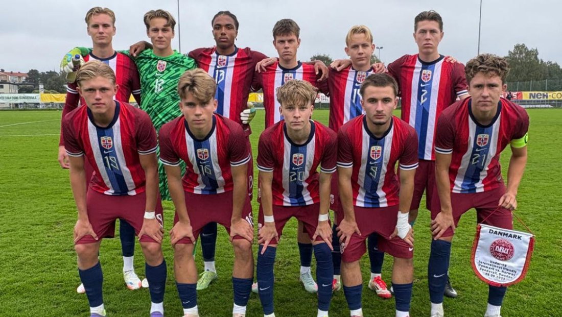 Herman Sjåvik Opsahl (foran til høyre) var kaptein for Norge G17 mot Danmark. Foto: NFF
