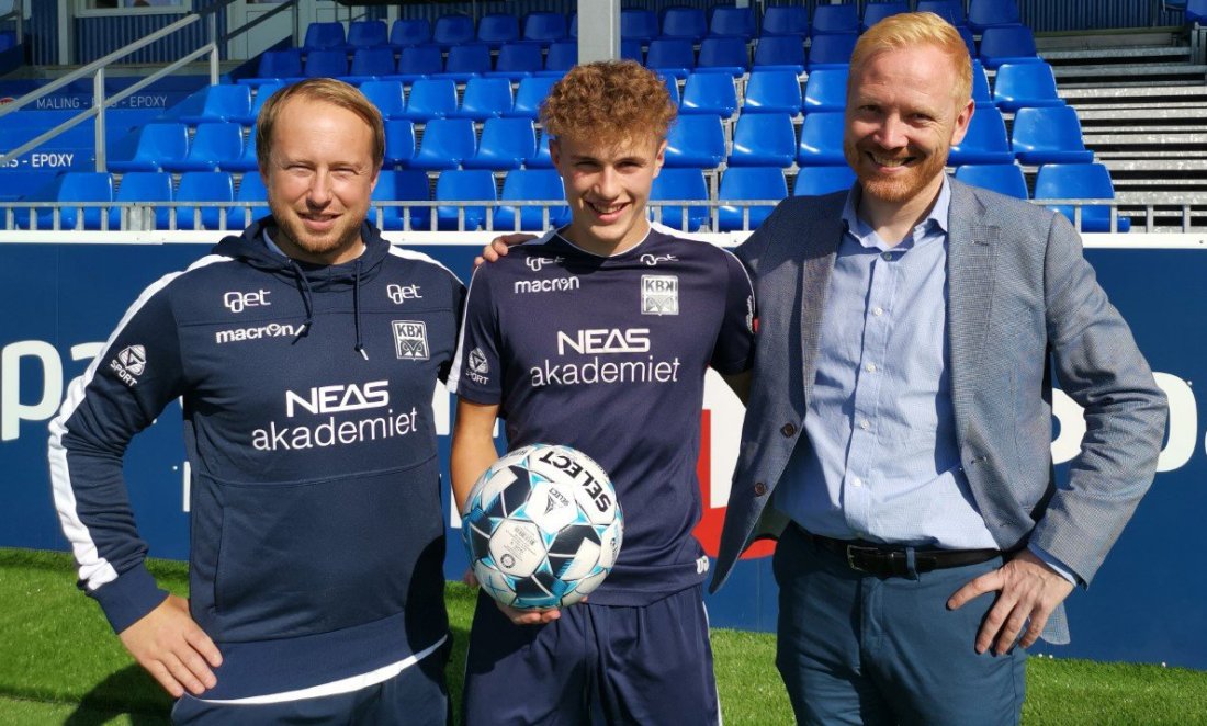Leo Totev (til venstre) har fulgt Oskar Siira Sivertsen og andre nordmøringer sin vei til toppfotballen gjennom NEAS Akademiet. Sivertsen spiller i dag for den nederlandske klubben Go Ahead Eagles.