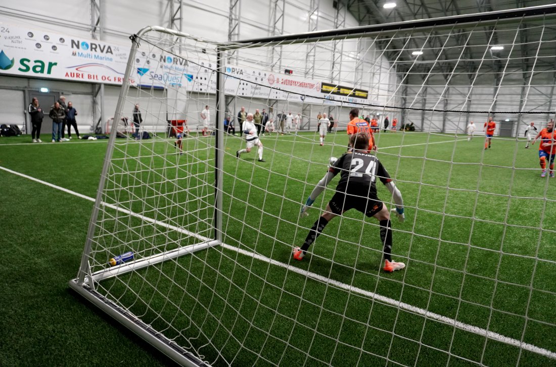 Hvert lag spilte to kamper i løpet av dagen.