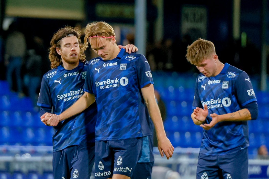 Kristiansunds Marius Elvius, Leander Næss Alvheim og Gustav Christensen etter kampslutt og uavgjort.