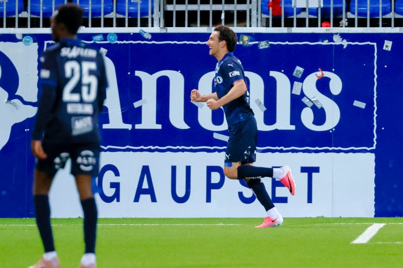 Kristiansunds David Tufekcic setter stillingen til 2-0 under eliteseriekampen i fotball mellom Kristiansund og KFUM Oslo på Nordmøre stadion.Foto: Frederik Ringnes / NTB