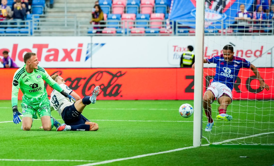 Aaron Kiil Olsen redder på streken foran Leander Næss Alvheim og keeper Oscar Hedvall. Foto: NTB