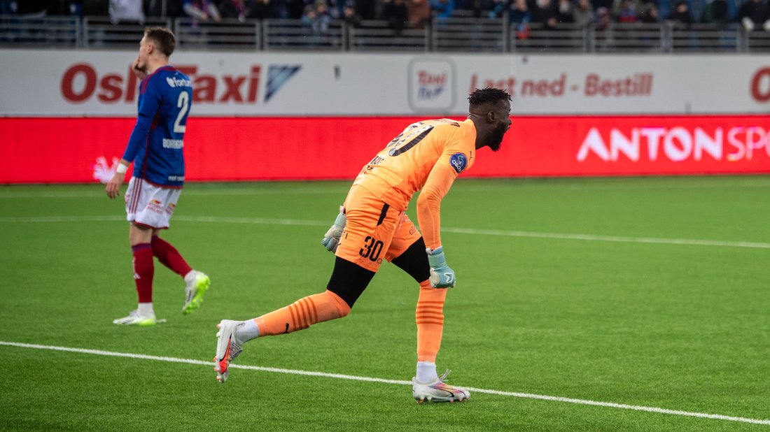 Et stort øyeblikk da Mbaye reddet straffesparket i playoff-en mot Vålerenga. Foto: NTB