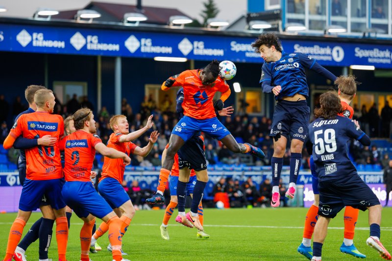 Kristiansund 20261017. KBKs David Tufekcic i l lufta mot Aalesunds Mbacke Diop Jakob Nyland Ørsahl under eliteseriekampen i fotball mellom Kristiansund og Aalesund på Nordmøre Stadion.Foto: Svein Ove Ekornesvåg / NTB