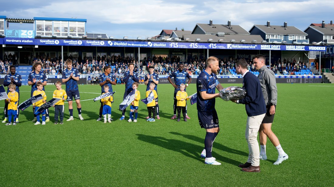 Dan Peter Ulvestad fikk blomster av Andreas Hopmark og Christian Gauseth før avspark søndag. Foto: Terje Stamnes