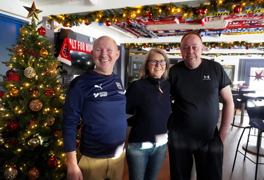 Edvin Torkildsen (fra venstre), Janne Betten og Øyvind Thorsen er blant dem som deltok i julepyntingen av Slatlem Corner på torsdag.
