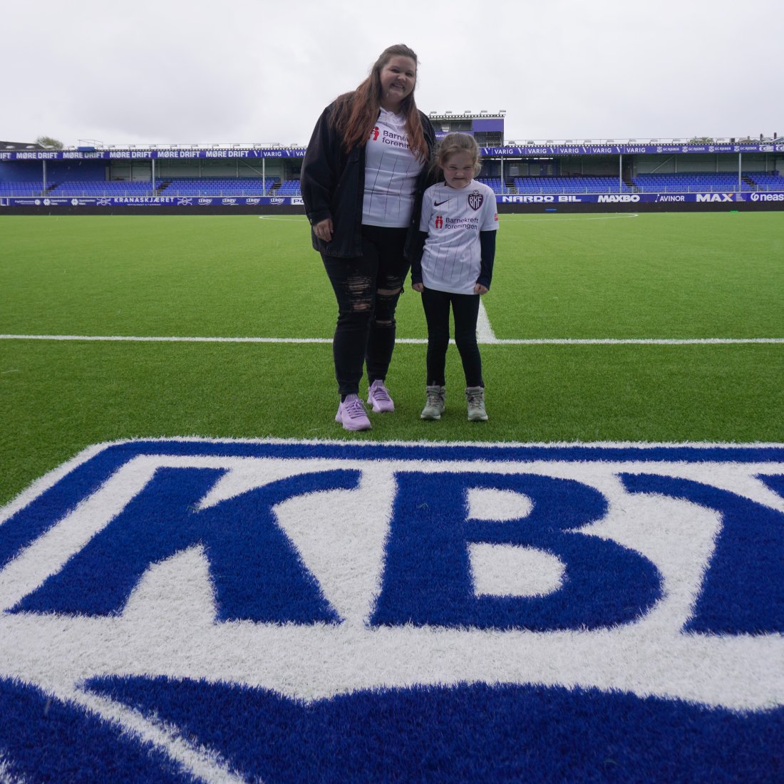 Vilja Endresen Silset på besøk på Nordmøre stadion sammen med mor Anette Hatleli Endresen.