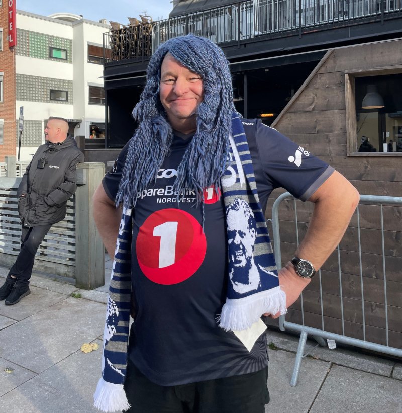 Johnny Eriksen, en svært kreativ supporter gjennom alle år, her på Gevir Pub i Lillestrøm forrige helg.