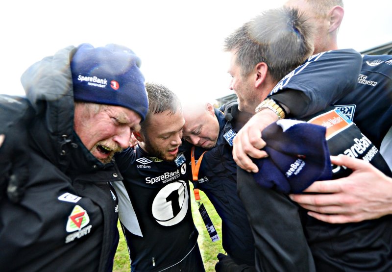 Tårer etter at opprykket til Eliteserien var sikret.
