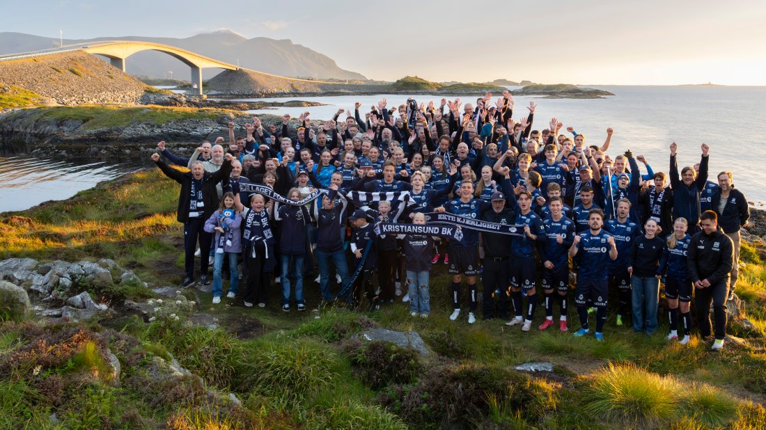 Supportere, gatelag, frivillige, ansatte, kvinne- og herrelaget til KBK samlet på Atlanterhavsveien sommeren 2026. Foto: Maiken Ohr