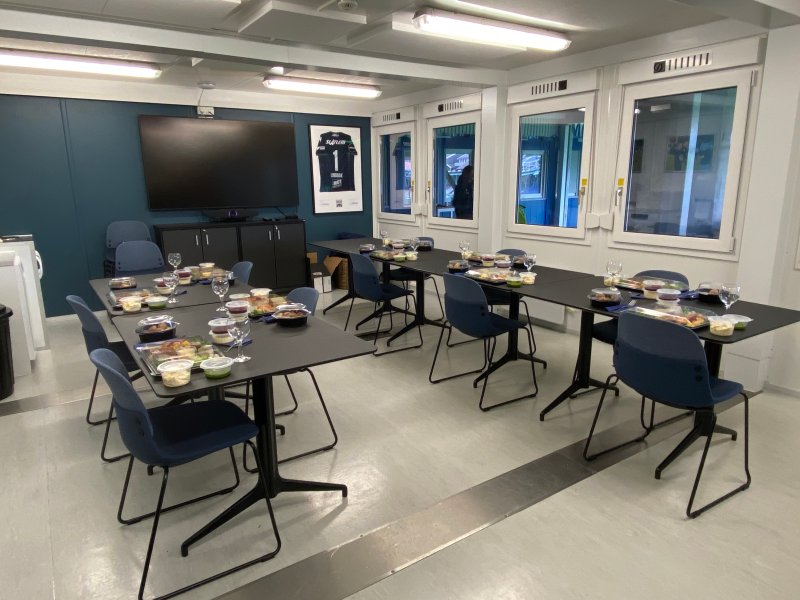 Lindbak-losjen rommer 22 personer og har egne skinnseter på utsiden til kampen