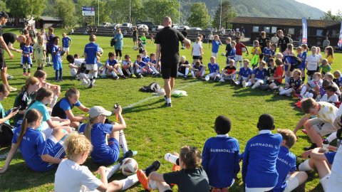 Fotballskole med KBK-spillerne i Surnadal